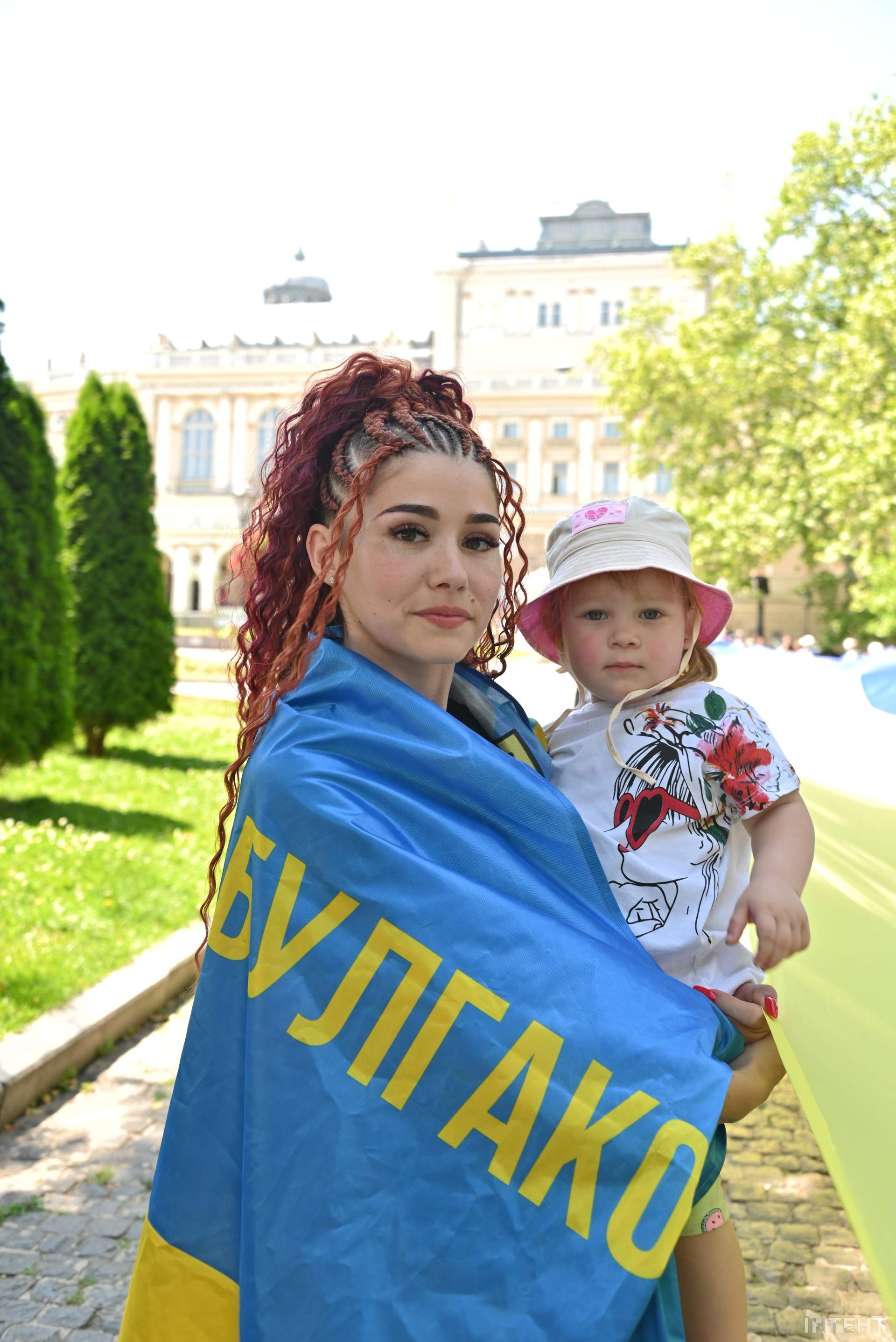 Родичі полонених розгорнули в Одесі 100-метровий прапор до Дня Конституції