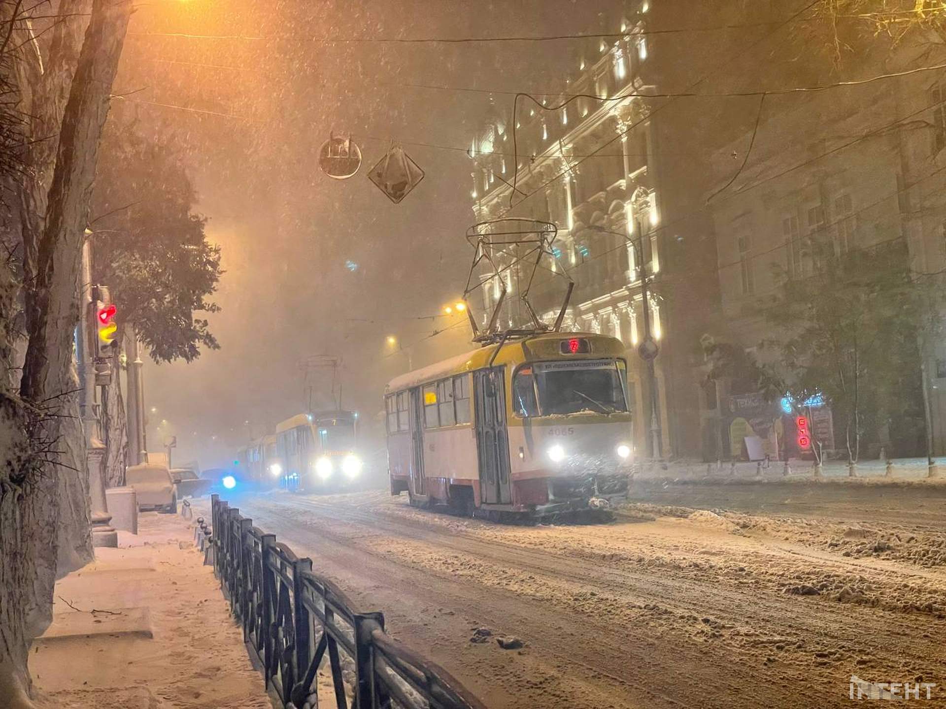 Заборонений рух трасами та знеструмлення: на Одещині вирує негода