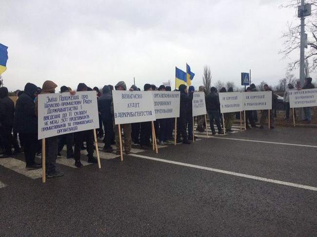 Рыбаки перекрыли трассу Одесса - Рени в Маяках