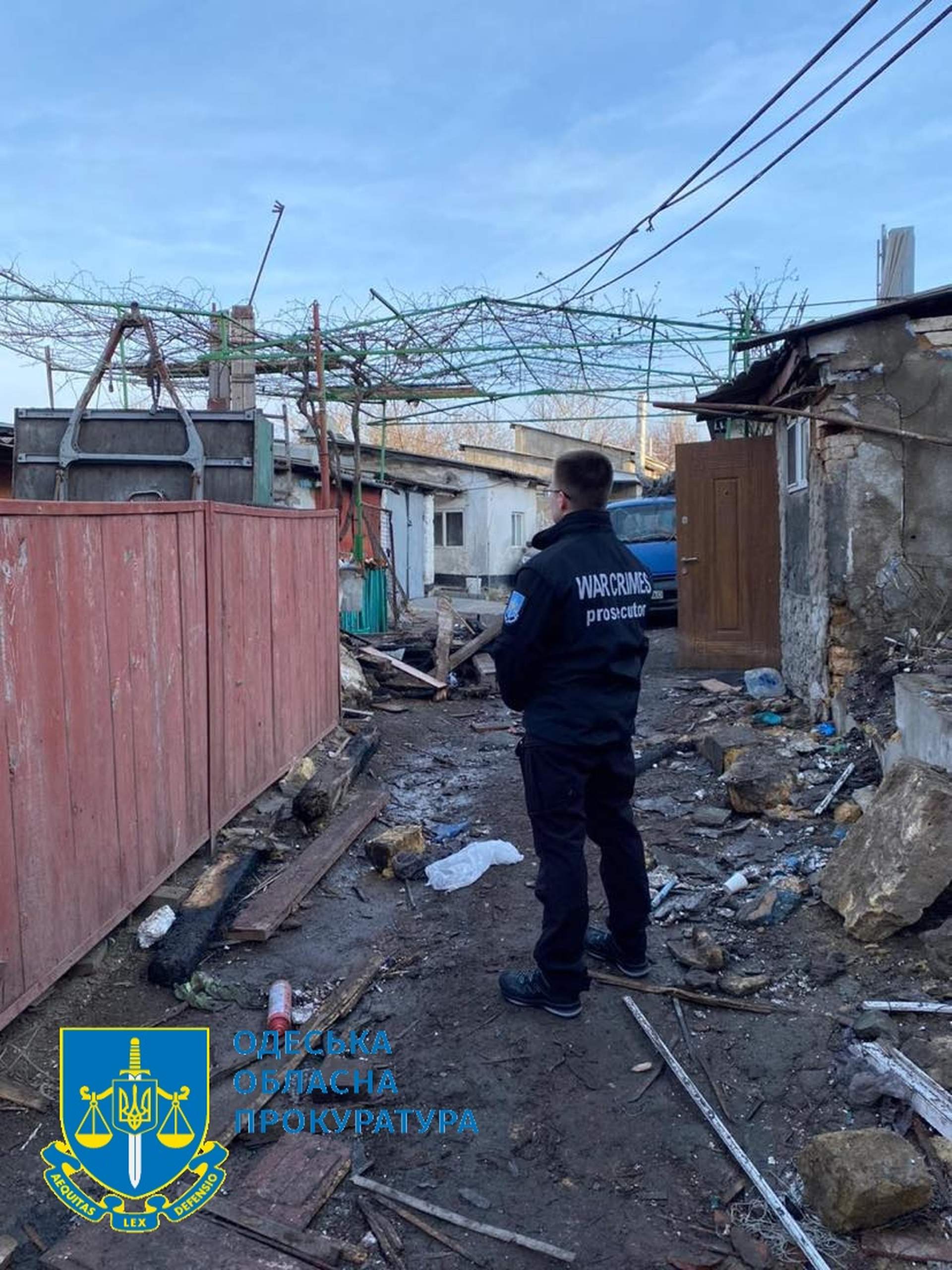 Одесит загинув від уламків дрона: місце трагедії у світлинах Інтента