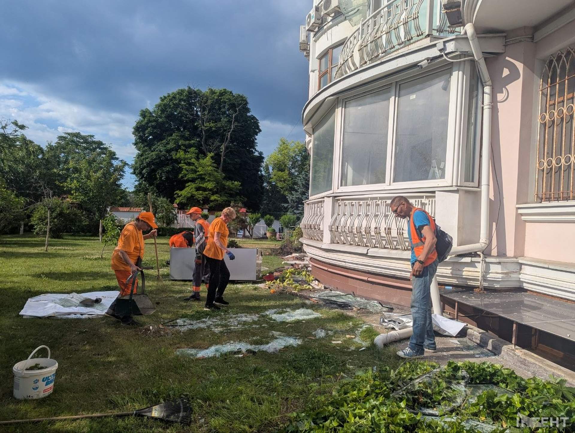 Внаслідок ворожої атаки по багатоповерхівках в Одесі постраждали двоє дітей