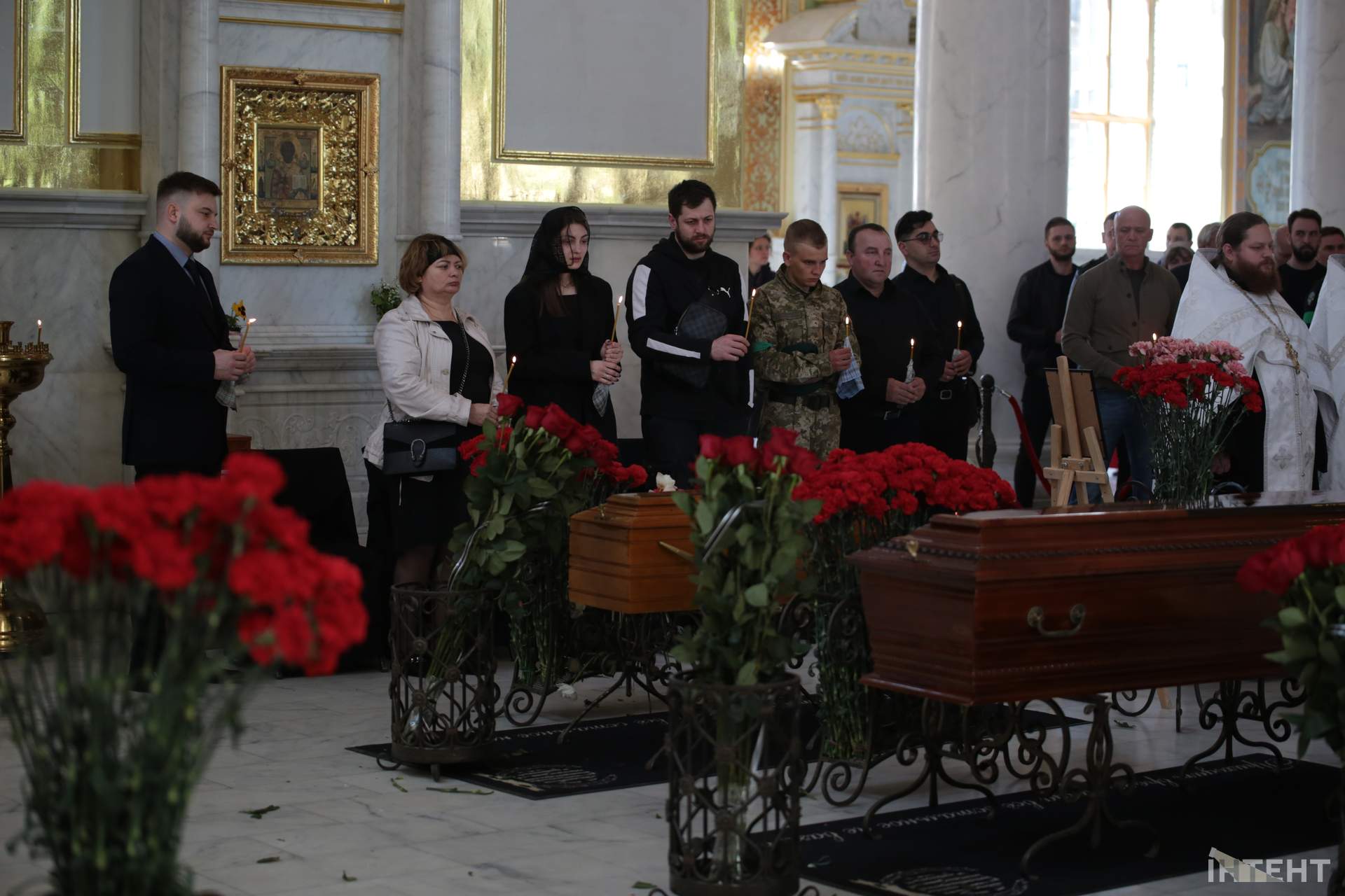 В Одесі попрощалися із вбитими російською ракетою немовлям, його мамою та бабусею