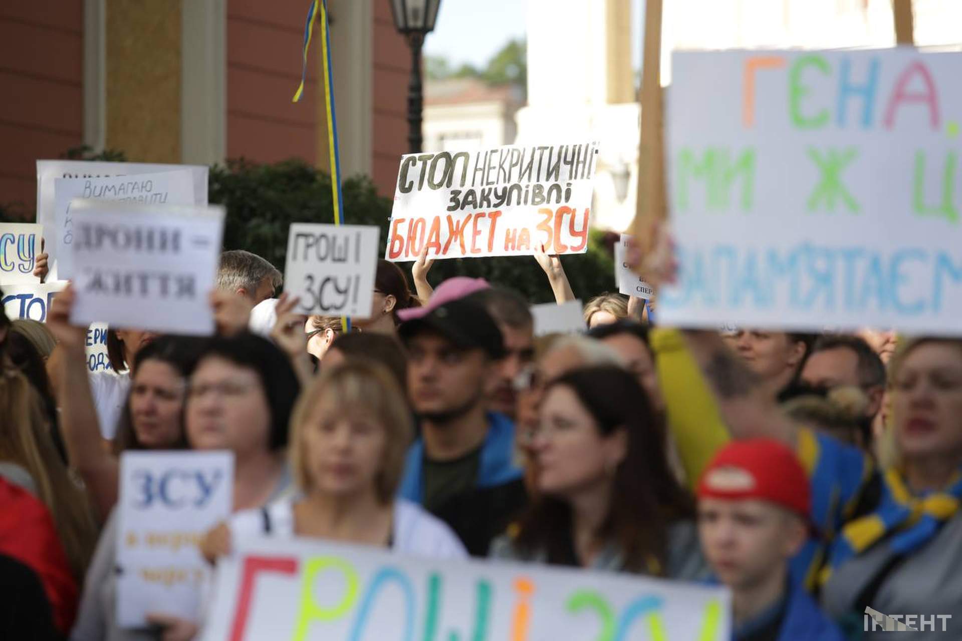 "В першу чергу - ЗСУ": в Одесі вже майже два тижні протестують проти несвоєчасних тендерів