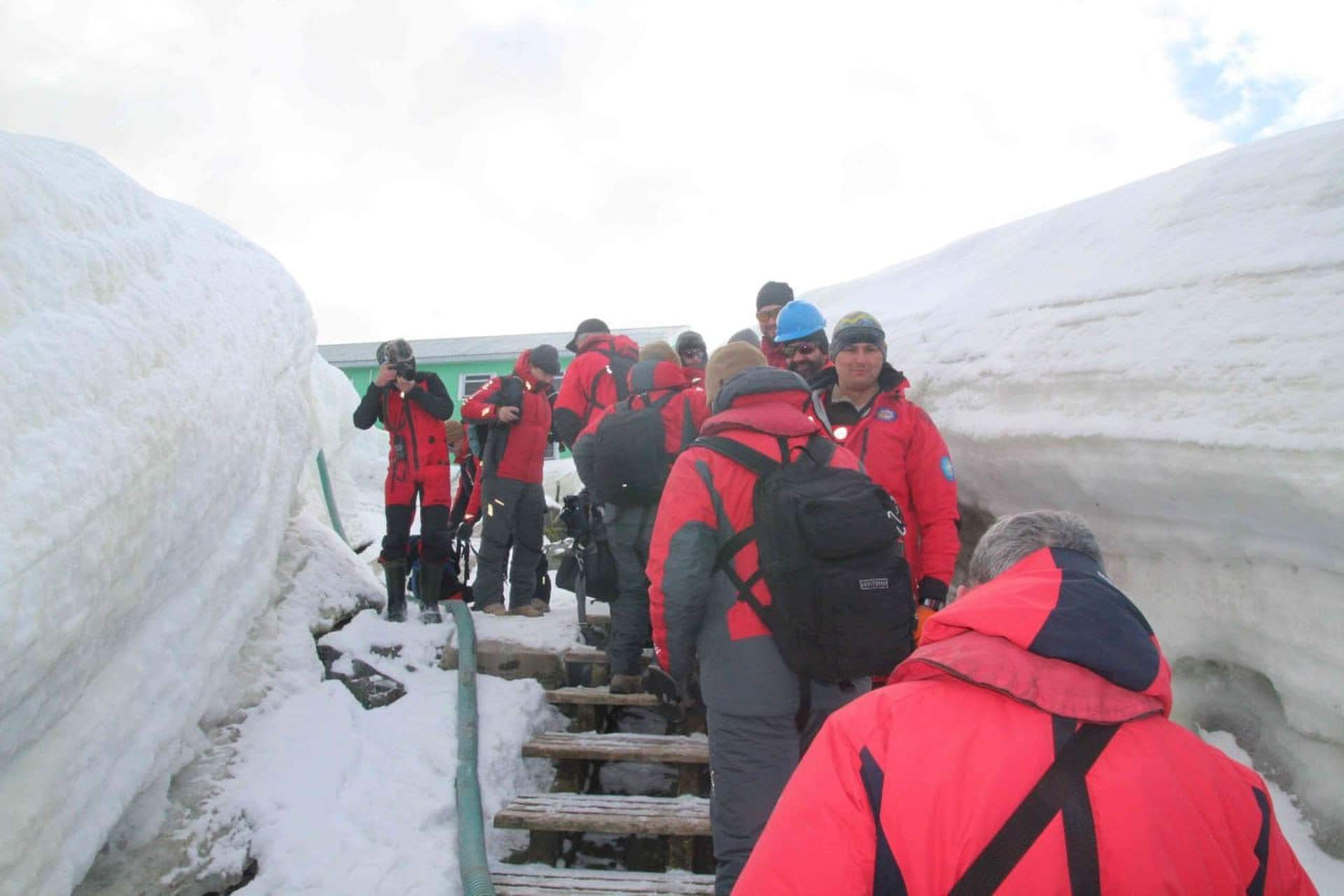 Криголам "Ноосфера" привіз нову експедицію українських полярників