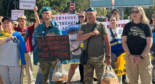 Двое освобожденных из плена военных. ФОТО: Общественное Николаев