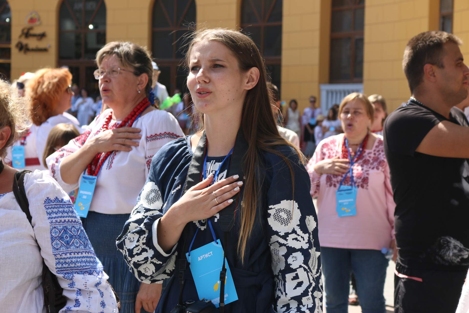 В Одесі майже дві тисячі людей у вишиванках утворили живий ланцюг