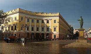 У пам'ятці архітектури за спиною Дюка в Одесі почали будувати McDonald`s