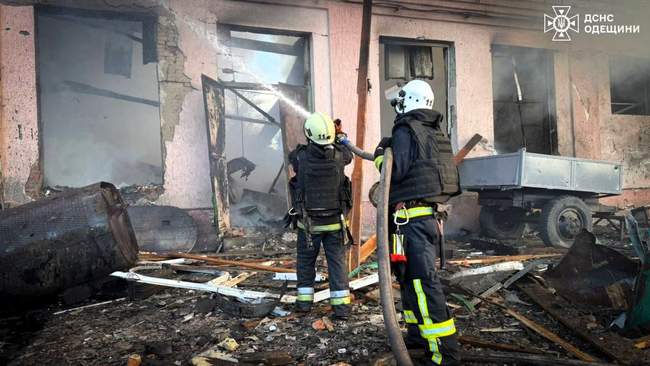 Наслідки атаки на Арциз. ФОТО: ДСНС