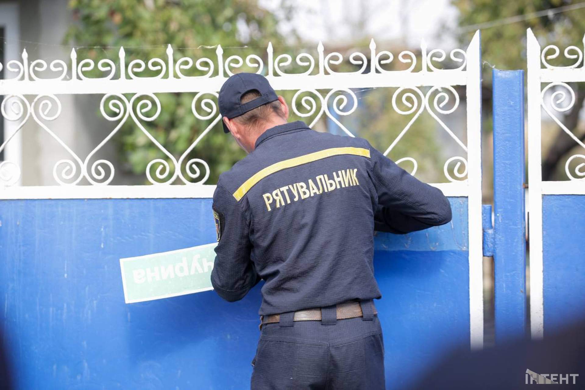 Рятувальники Одещини замінили таблички на вулиці, названій на честь загиблого колеги