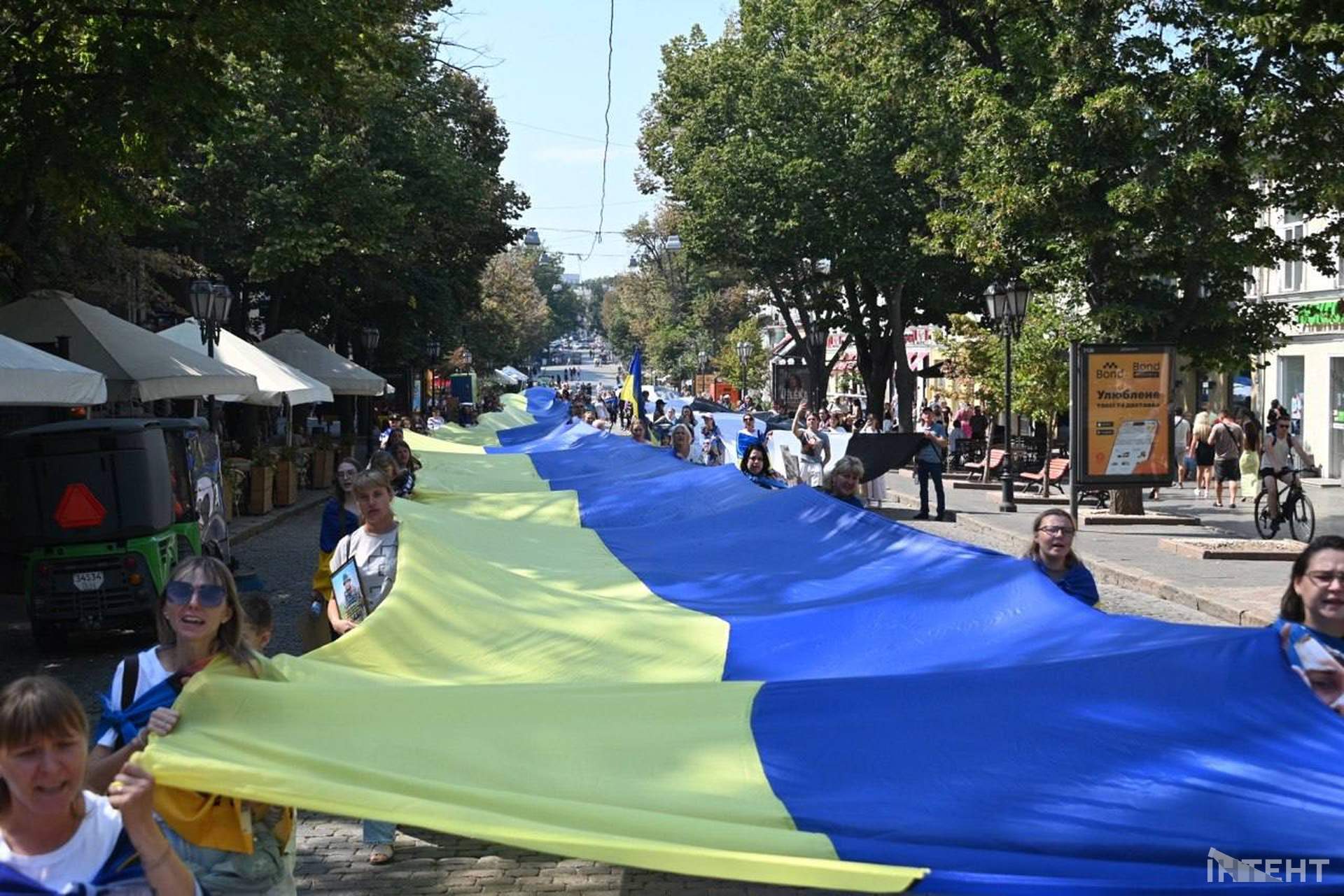 В Одесі пронесли 100-метрові прапори на підтримку полонених та зниклих