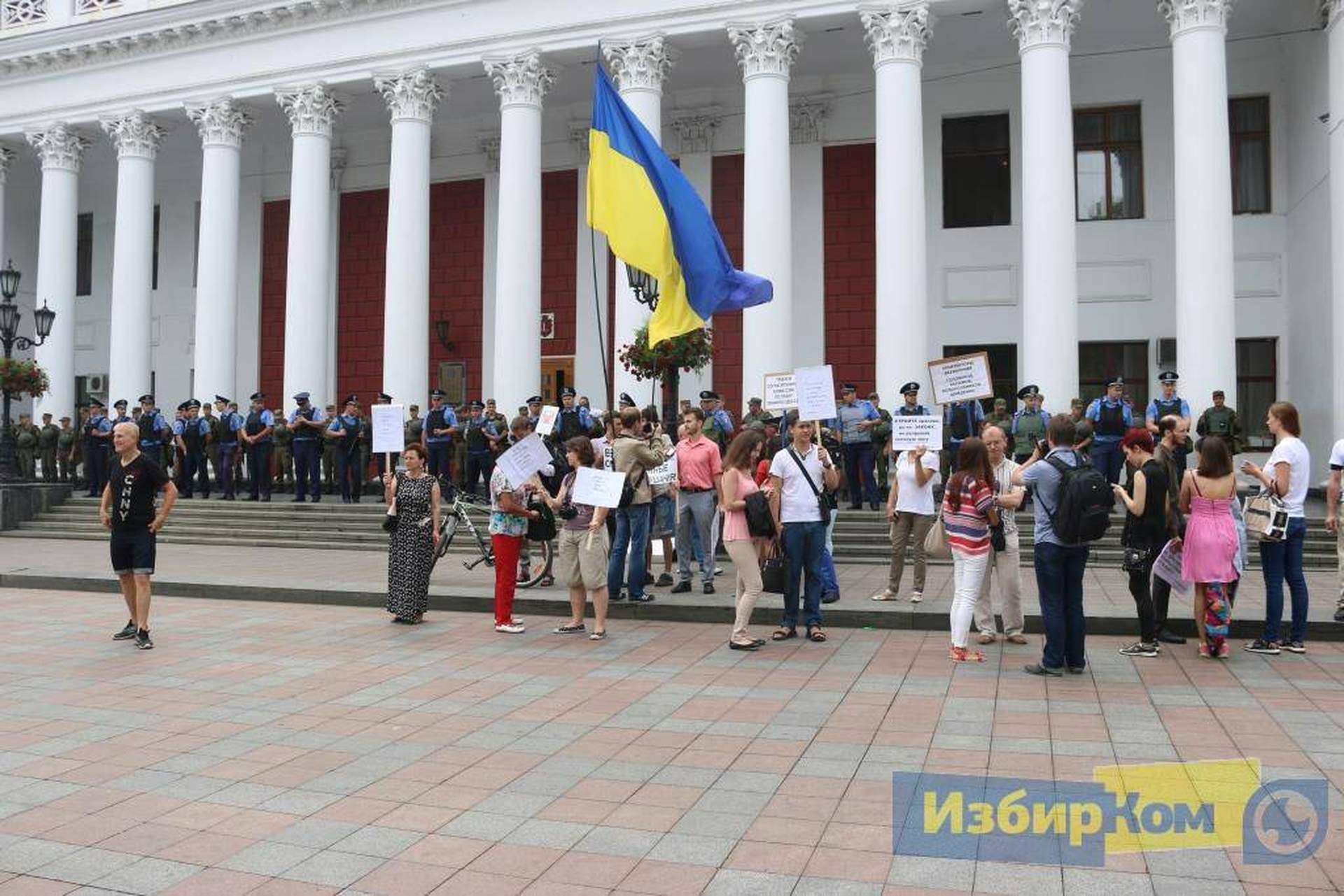 Неожиданная сессия Одесского горсовета: оцепление вокруг мэрии и сбор ради одного вопроса