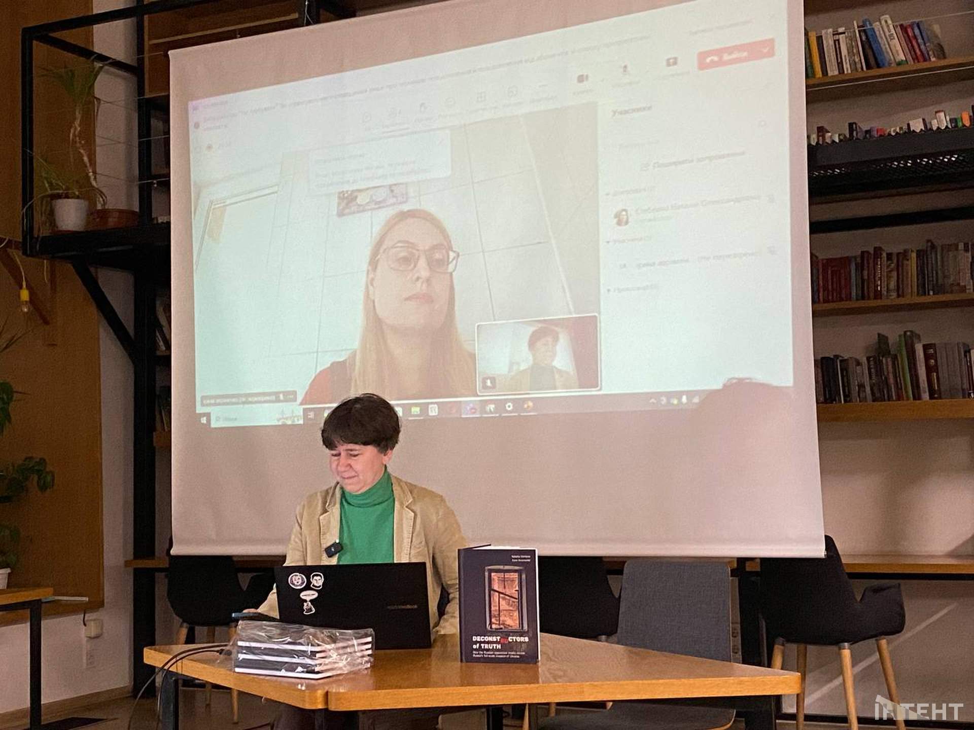 "Деконструктори правди": в Одесі презентували книгу про те, як росіяни висвітлюють війну з Україною