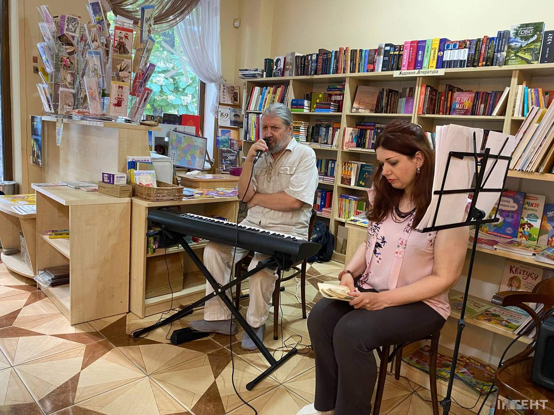"Світло й тінь" дали концерт в Книгарні-Кав'ярні