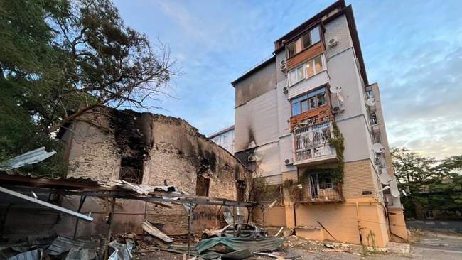 Наслідки обстрілів у Херсоні. ФОТО: Нацполіція України