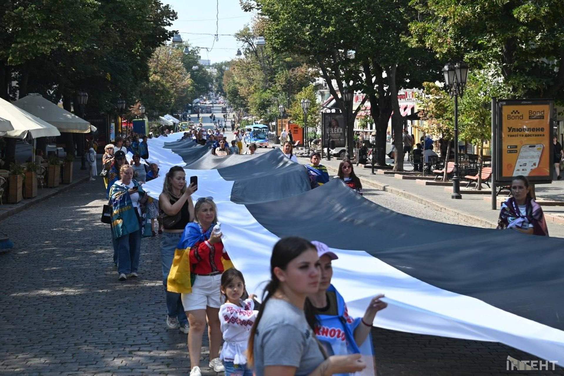 В Одесі пронесли 100-метрові прапори на підтримку полонених та зниклих