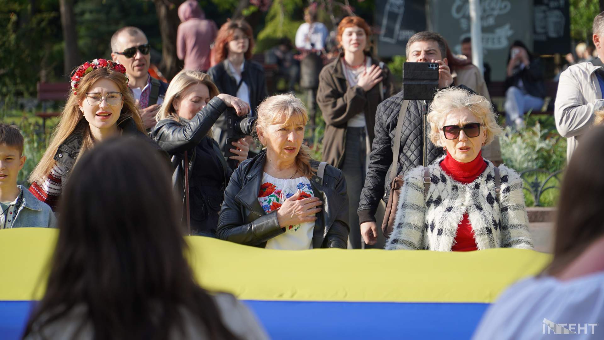 В Одесі розгорнули великий прапор України у Всесвітній день вишиванки