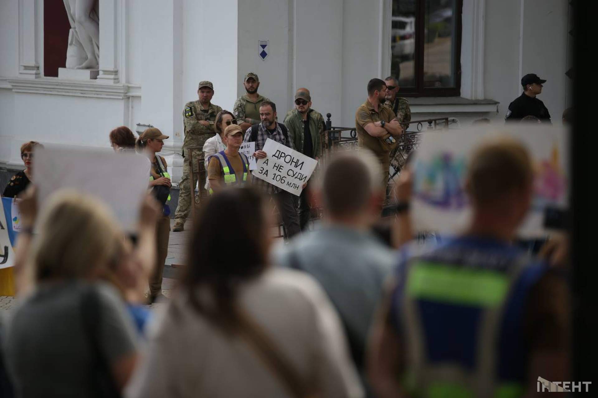 "В першу чергу - ЗСУ": в Одесі вже майже два тижні протестують проти несвоєчасних тендерів
