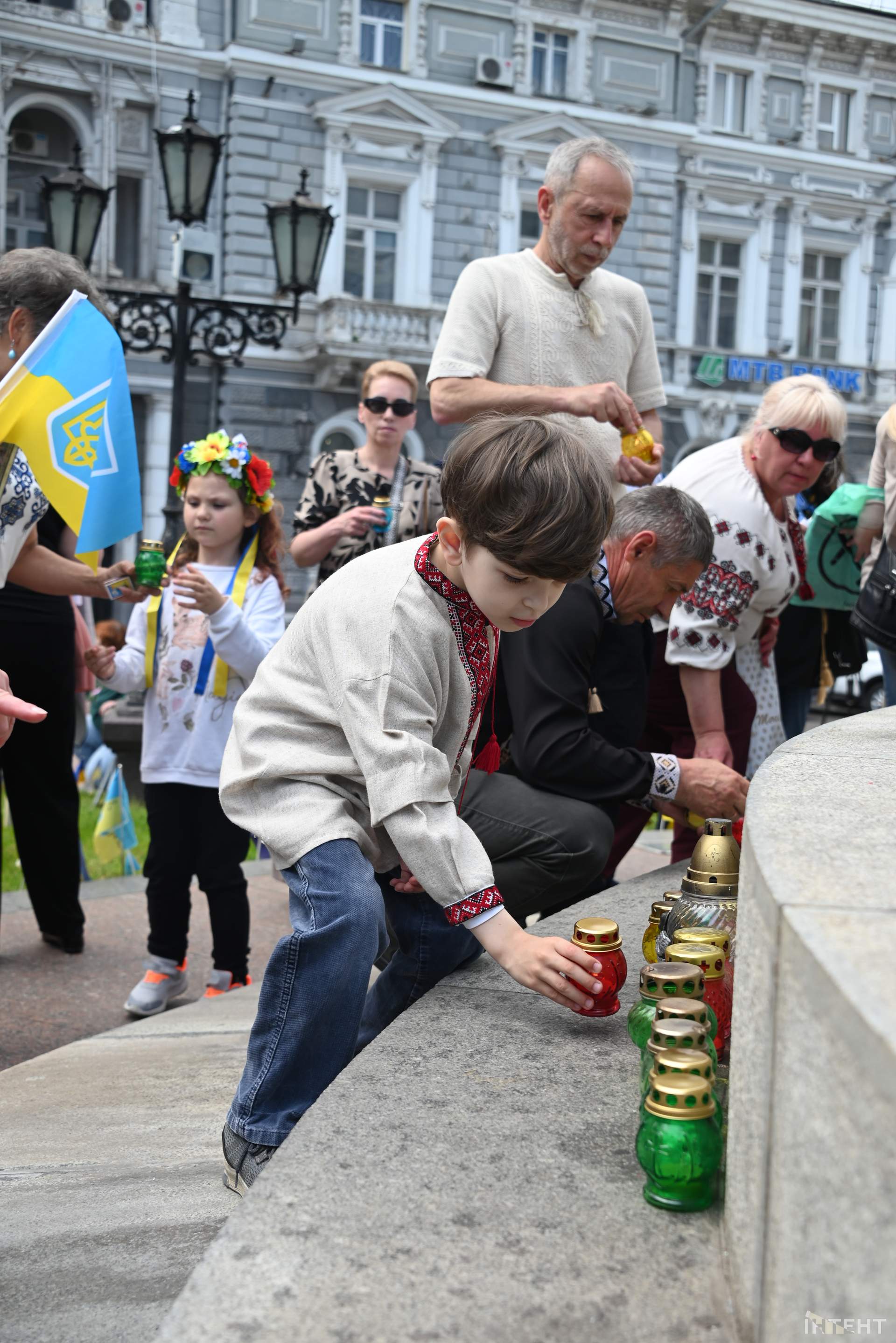 Лампадки, стрічки та хода пам’яті: в Одесі відбулася акція до Дня вишиванки