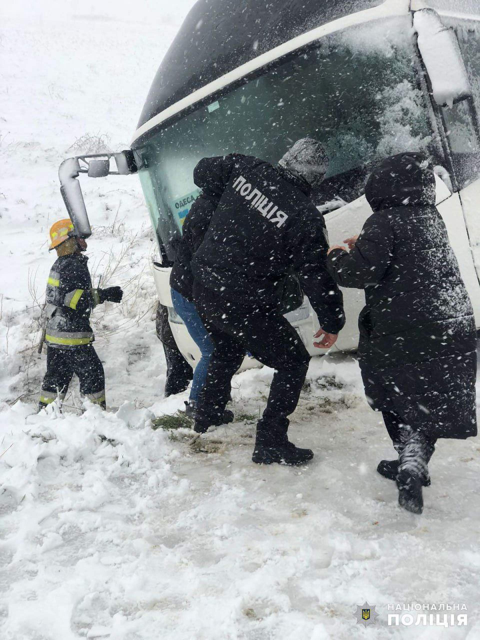 Заборонений рух трасами та знеструмлення: на Одещині вирує негода