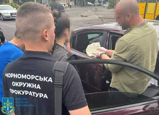 Одеського комунальника затримали через хабар за дозвіл на пляжне підприємництво