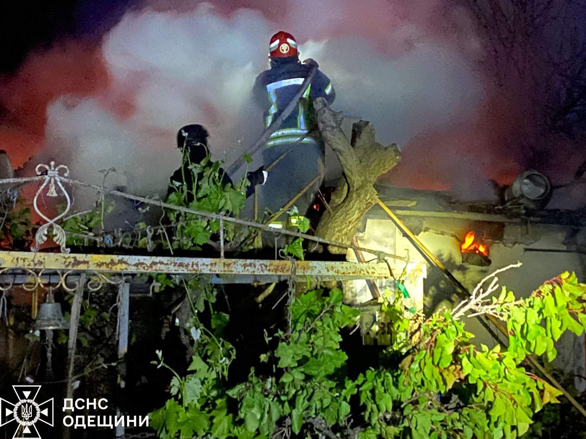 Житлові будинки та майно жителів Одещини третю ніч поспіль стали мішенями росіян