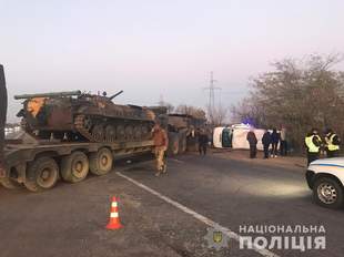 Командування військової частини підозрюють в недбалості через зіткнення тягача з мікроавтобусом