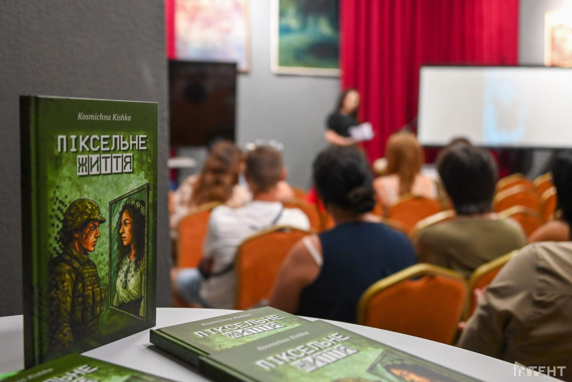 Ветеранка презентувала в Одесі присвячену загиблому на війні батькові книгу