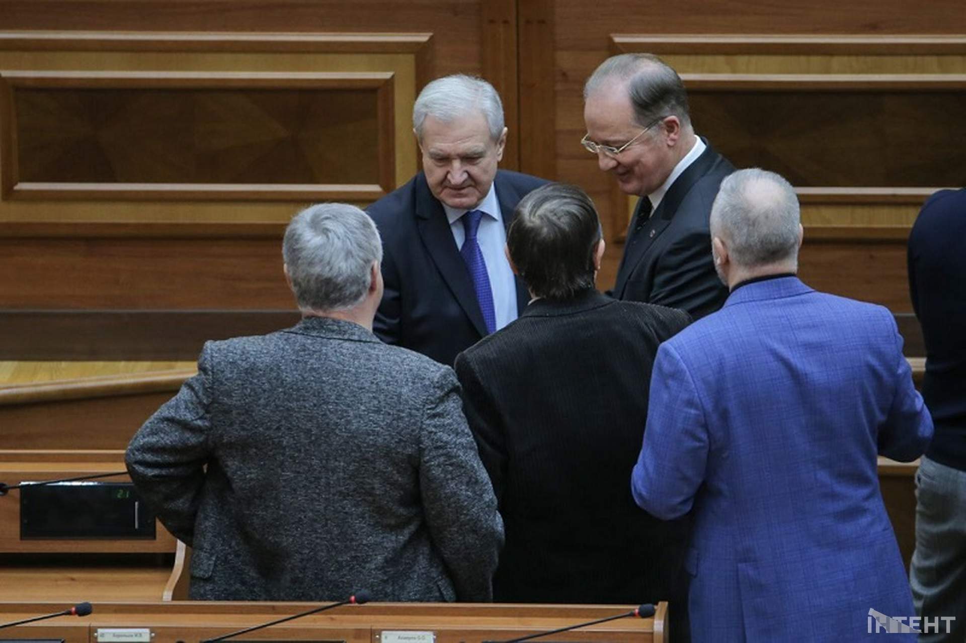 Шрапнель та невдалий перформанс: світлини з сесії Одеської облради