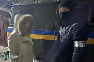 СБУ затримала жительку Херсона, яка примушувала українців брати російські паспорти