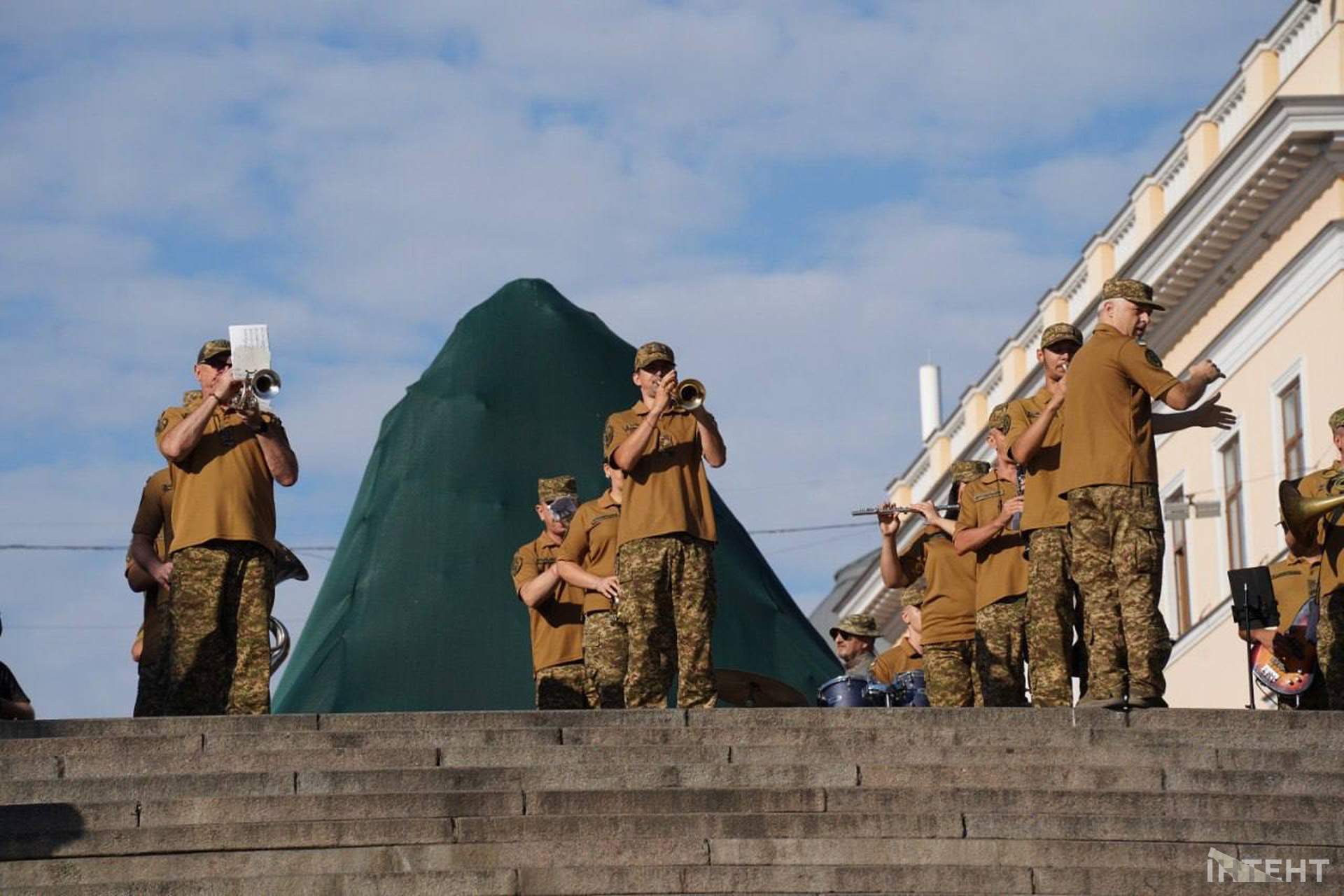 В Одесі розгорнули 34-метровий прапор України до Дня Незалежності