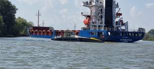 На Дунаї суховантаж врізався в три яхти