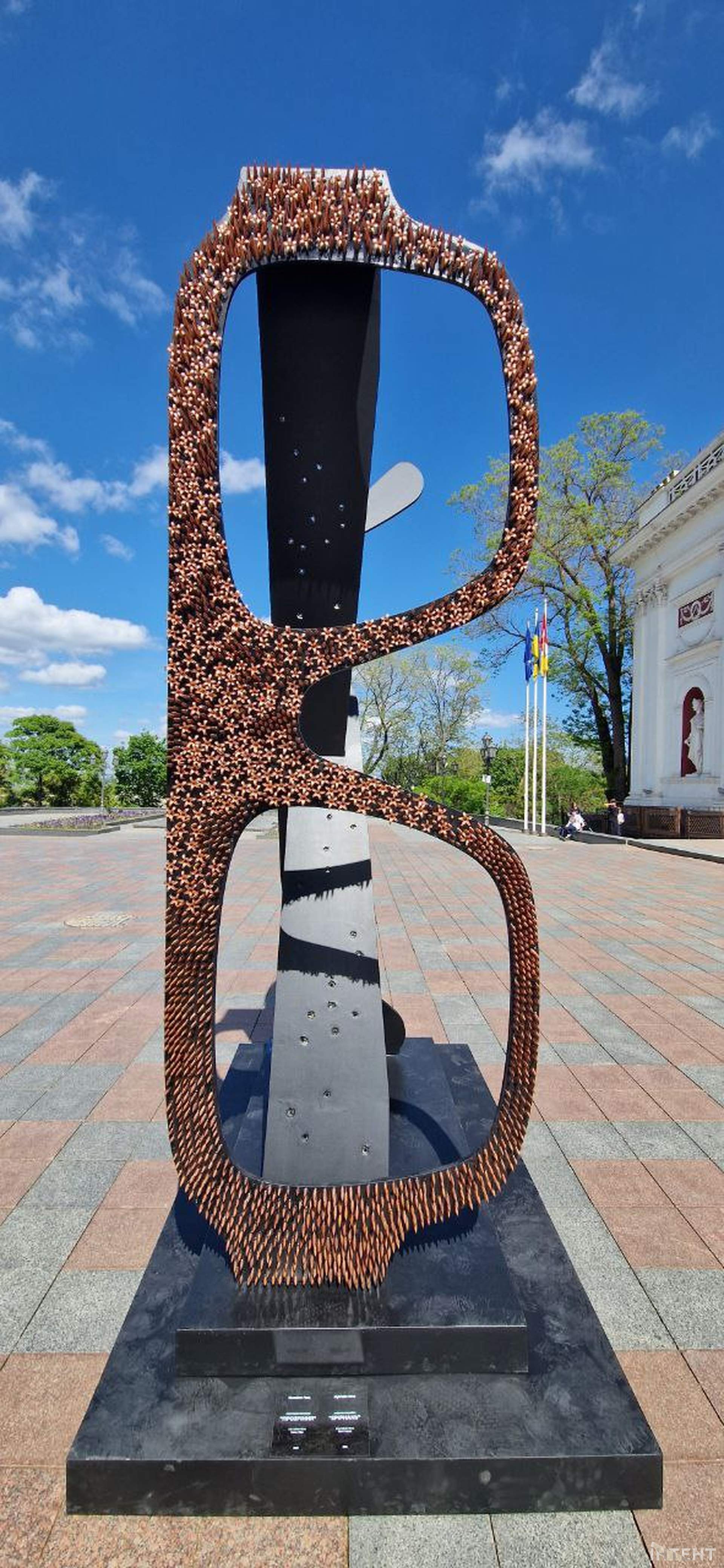 Перед будівлею Одеської мерії тимчасово встановили велетенські окуляри