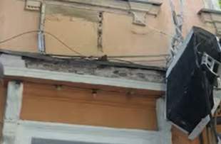 Через бюрократію мерія досі не змогла оштрафувати фірму, яка погано доглядає будинок на Садовій