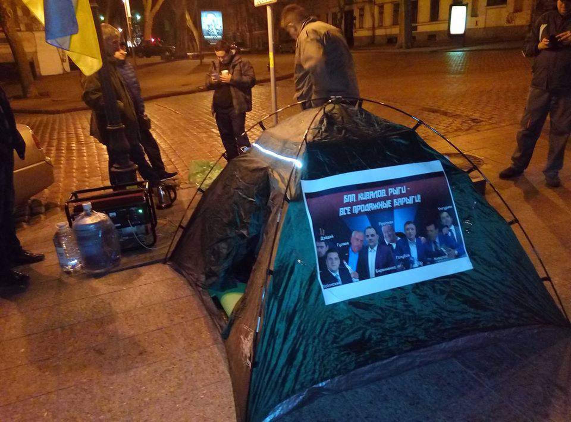 Перед дверью прокуратуры Одесской области сложили шины и повесили чучело