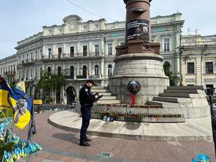 На Европейской площади в Одессе нарисовали триколор рф