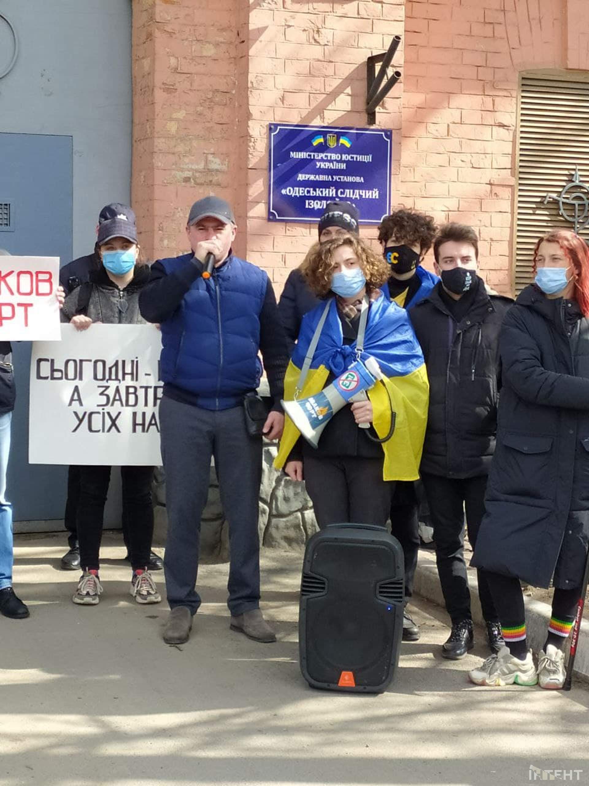 Активісти привітали Сергія Стерненка з Днем народження під стінами Одеського СІЗО