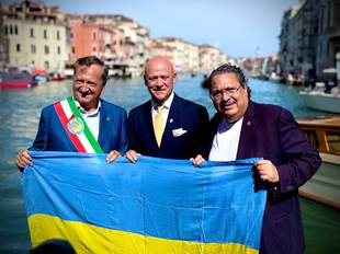 Труханов поїхав у Венецію, а брати директора департаменту культури передумали