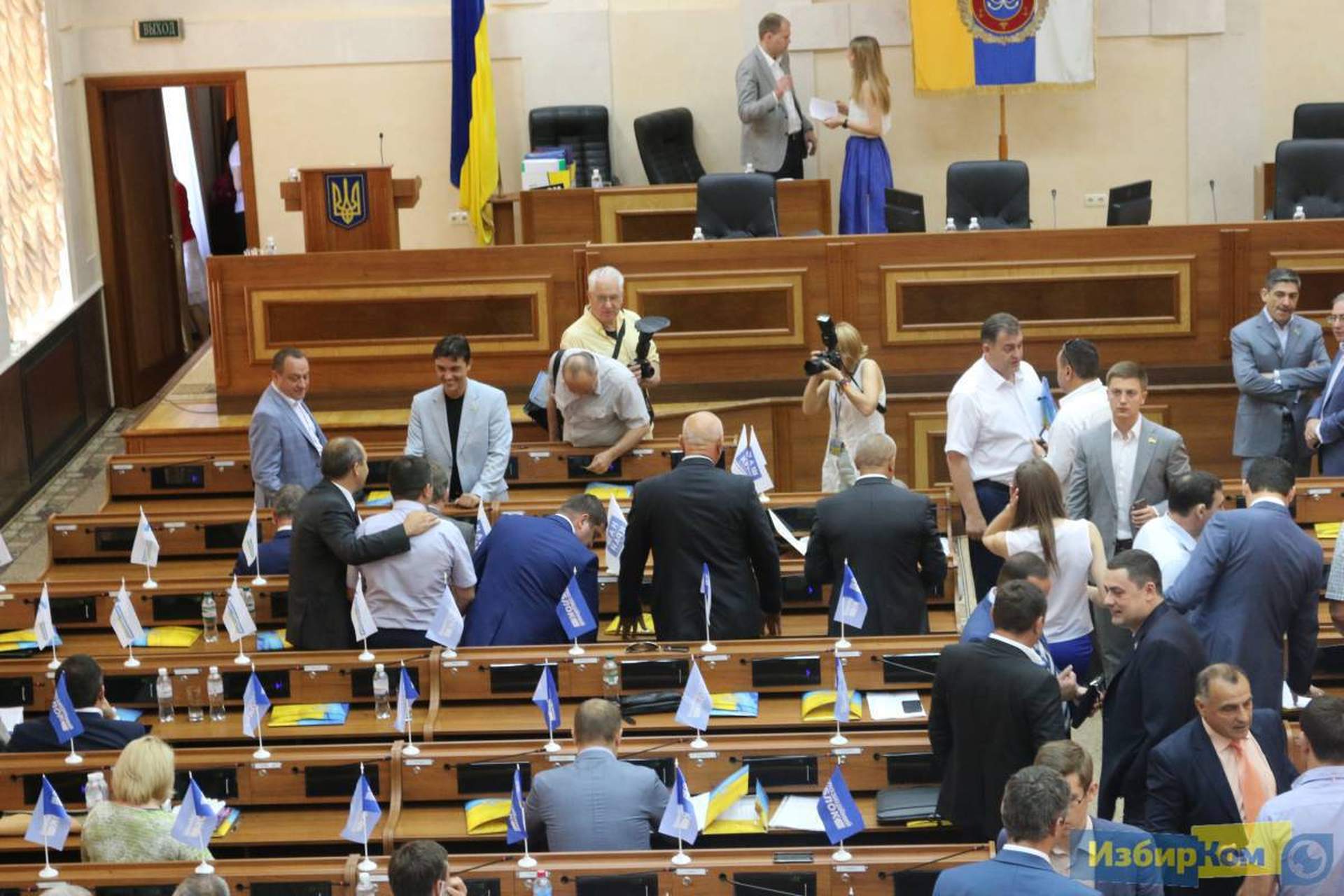 Сессия областного совета: шины, камуфляж и фото на память