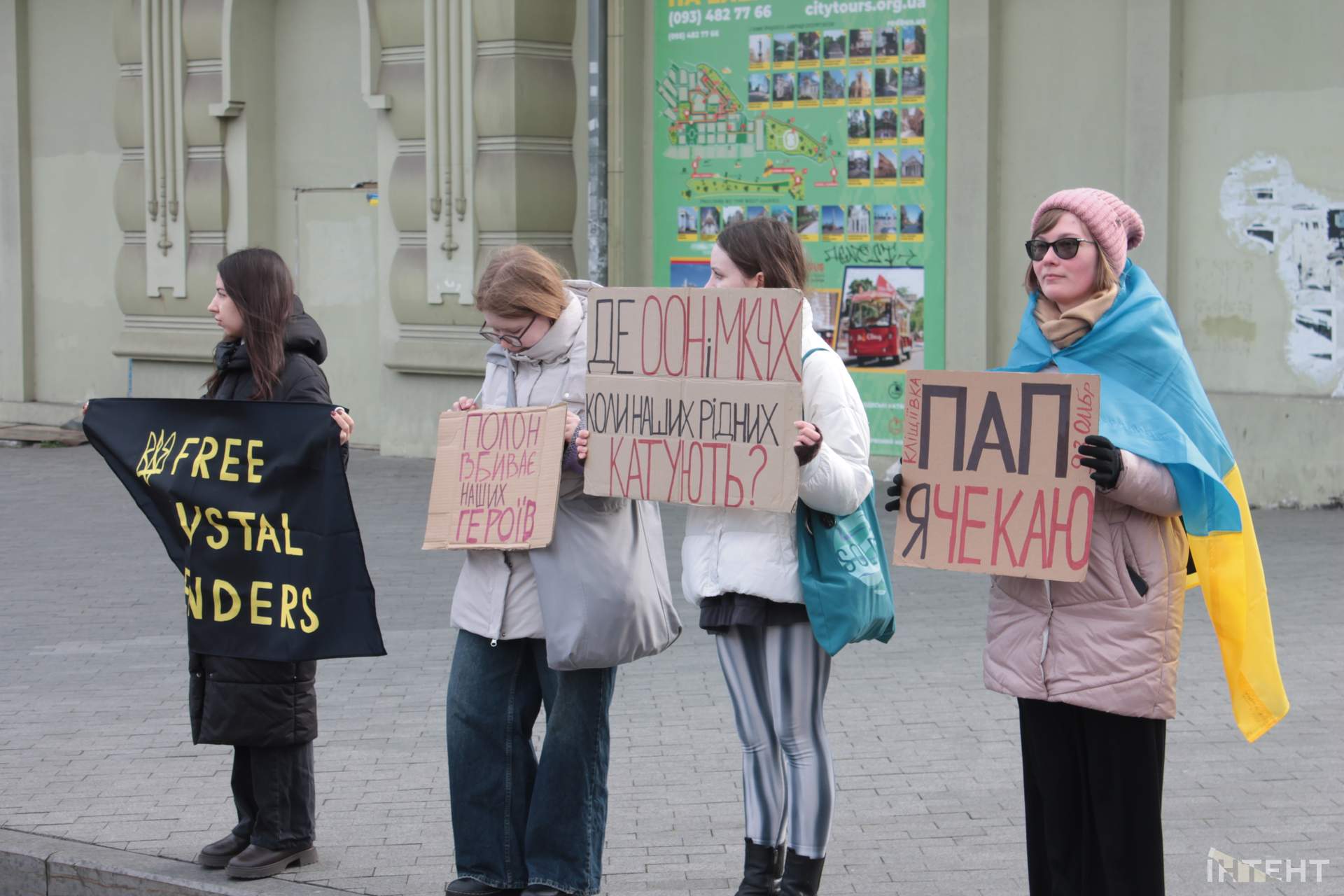 Одесити зібралися на акцію підтримки військовополонених в центрі міста