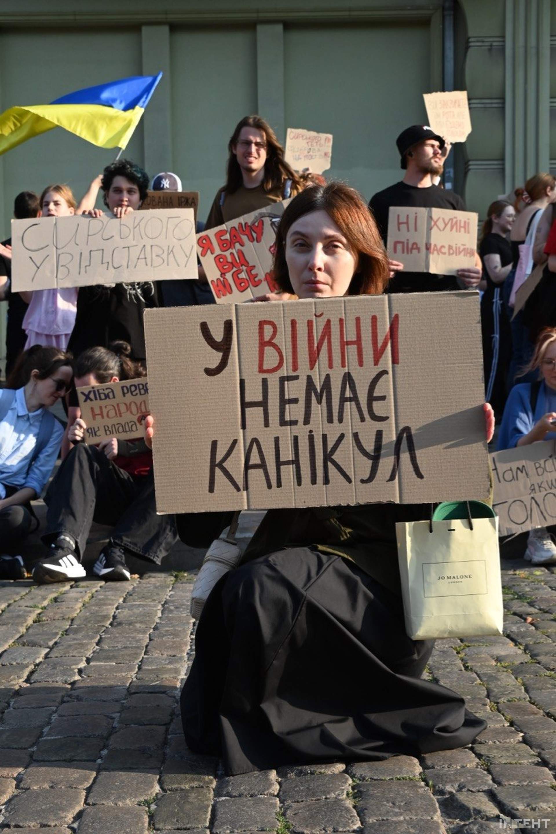 В Одесі в четвертий день протесту через відставку Федорова роздають наколоті апельсини
