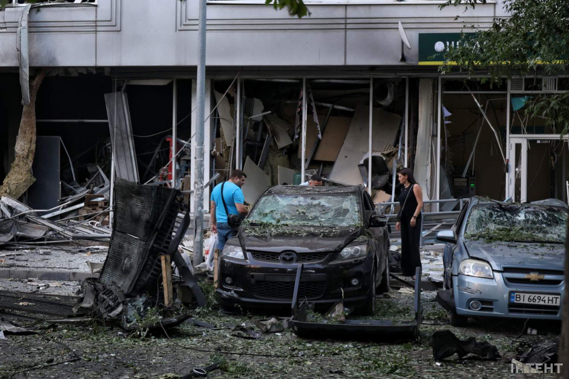 Внаслідок нічного обстрілу Одеси постраждали відділення банку та супермаркет