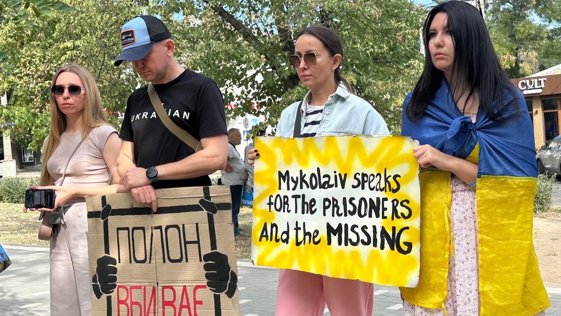 Миколаївці зустріли двох воїнів, звільнених із полону