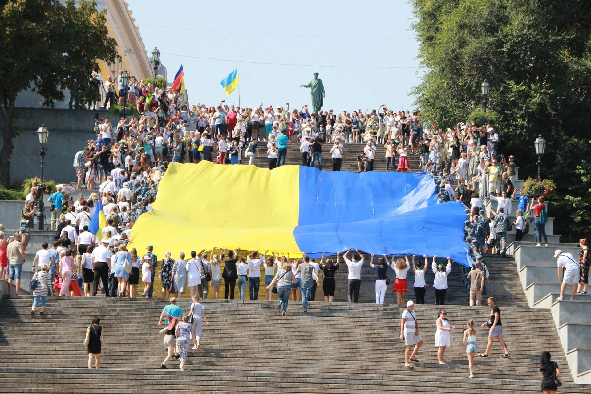 В Одессе развернули 28-метровый флаг Украины и посвятили акцию заложникам Кремля