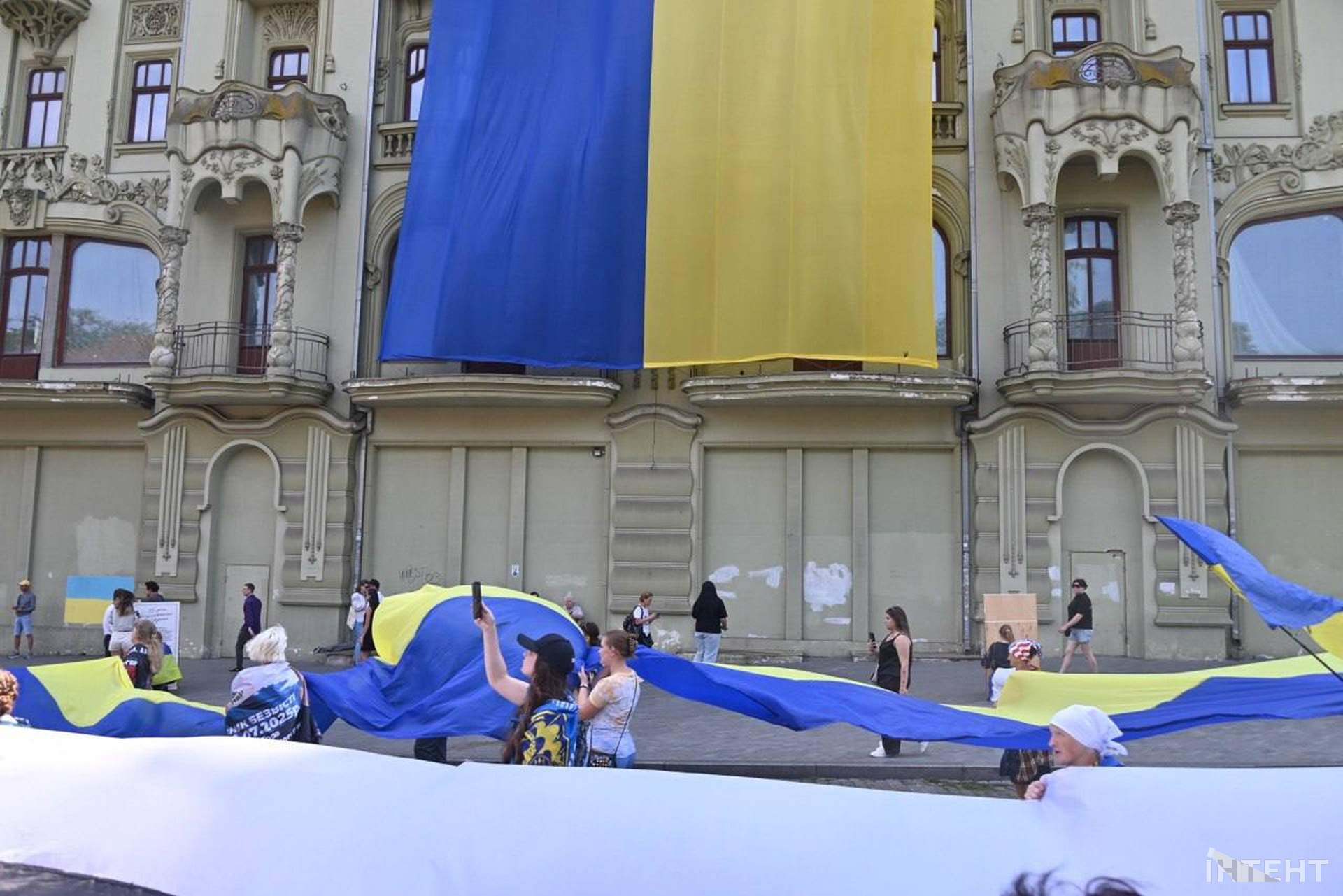 В Одесі пронесли 100-метрові прапори на підтримку полонених та зниклих