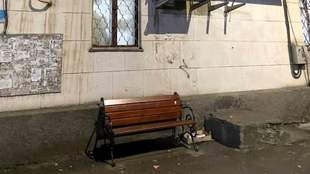 В Николаеве жители обратились с просьбой о переносе скамейки возле дома