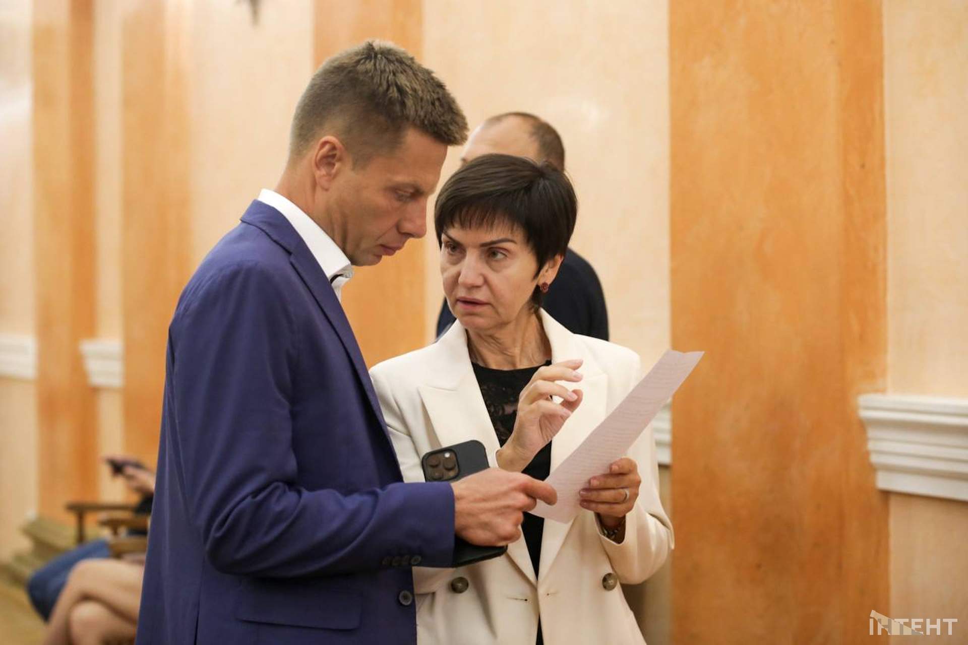 Бурхлива сесія та мітинг у світлинах Інтента