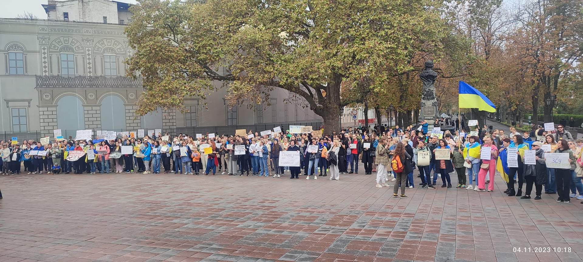 Одесити вийшли до будівлі мерії на ювілейну суботню акцію протесту проти недоцільних тендерів