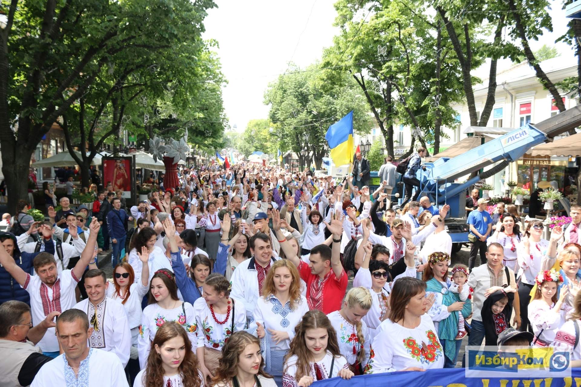 В Одессе состоялся юбилейный десятый МегаМарш в вышиванках