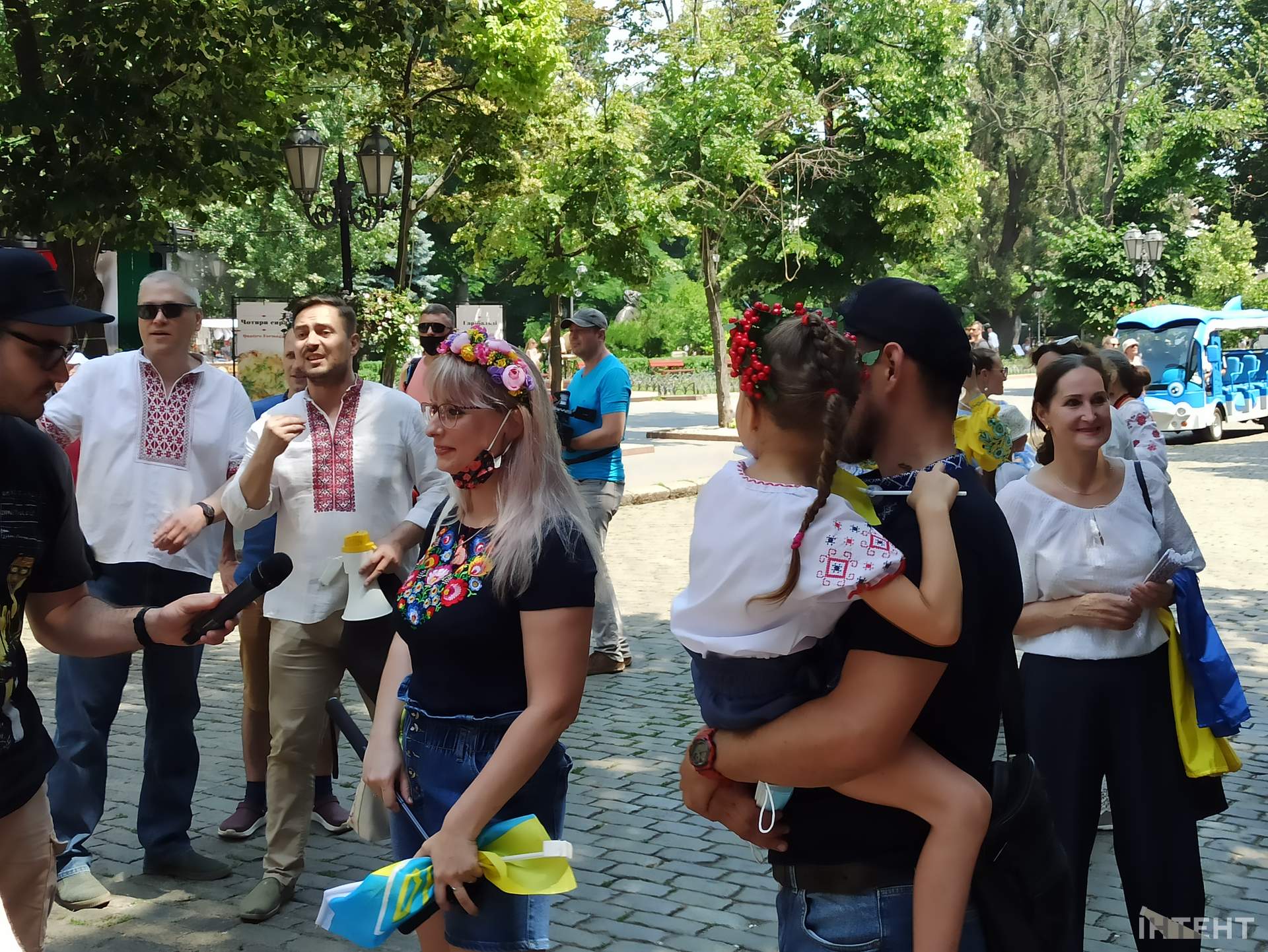 В Одесі влаштували мегамарш вишиванок та автопробіг до дня кримськотатарського прапору