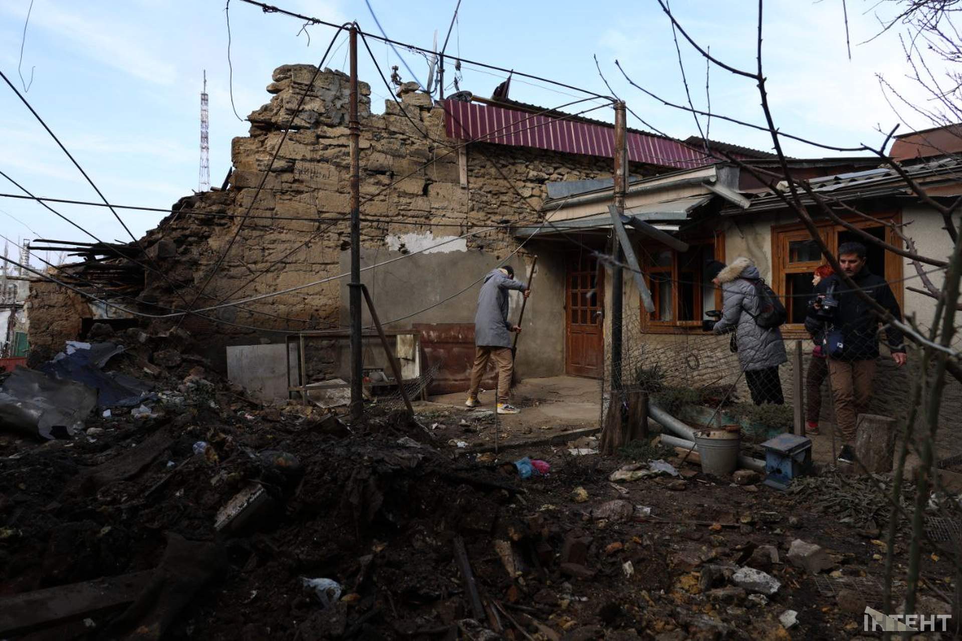 Одесит загинув від уламків дрона: місце трагедії у світлинах Інтента